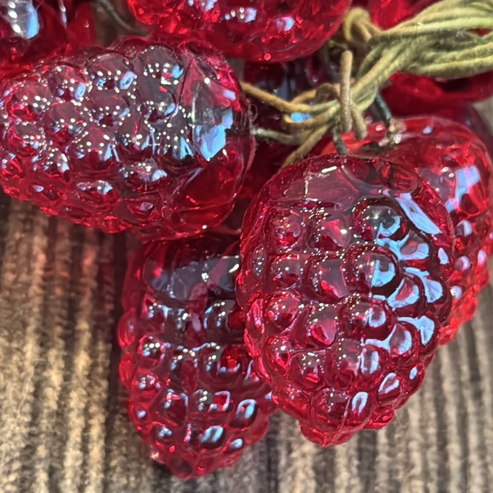 Vintage RED LUCITE GRAPES leaves vine piece berries vine raspberries - Picture 5 of 6